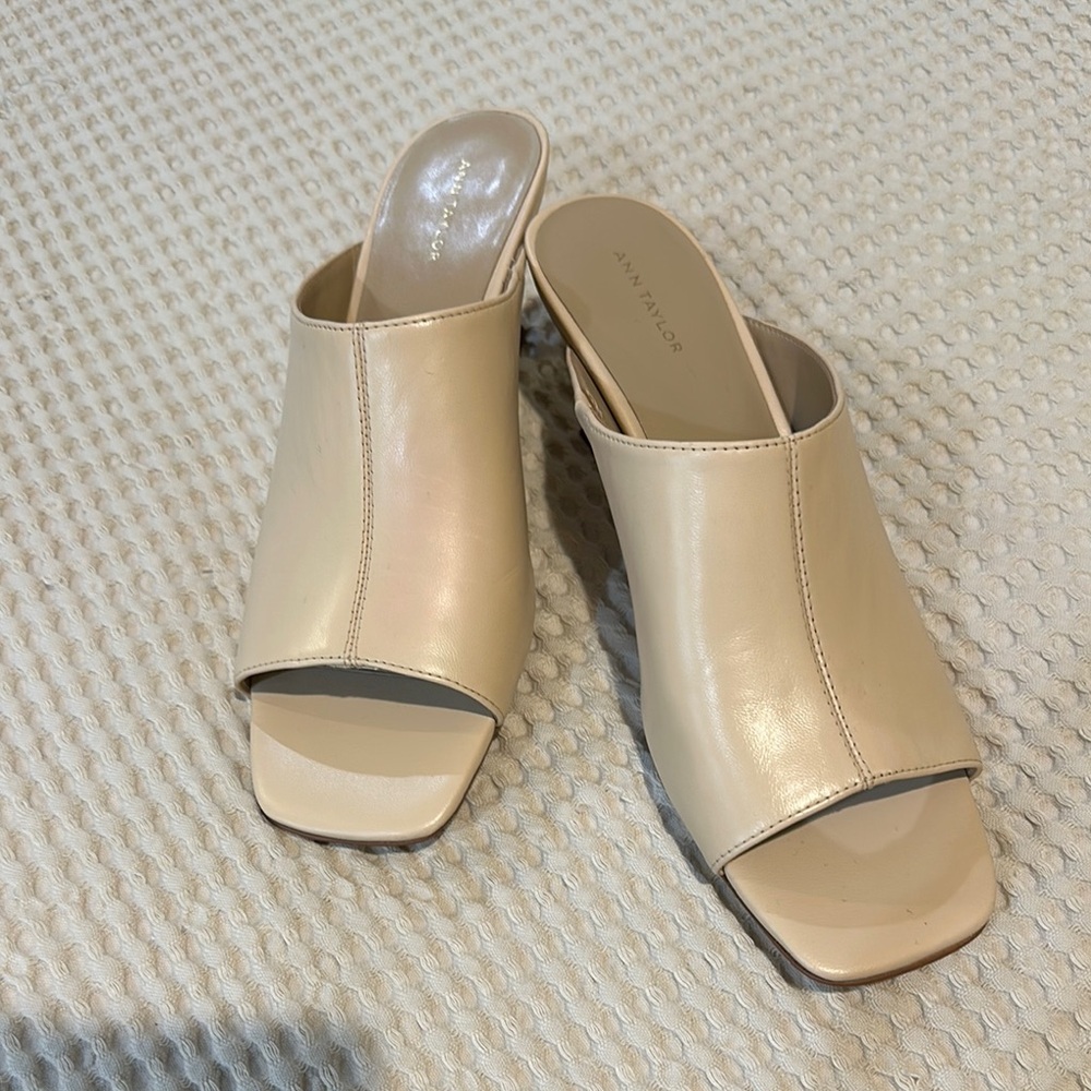 Ann Taylor Cream Mules Elegant Slip-On Shoes